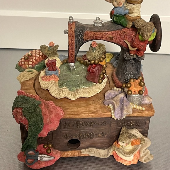 Vintage Animated Music Box Sewing Machine with Mice - Tune “My Favorite Things” - Picture 5 of 11
